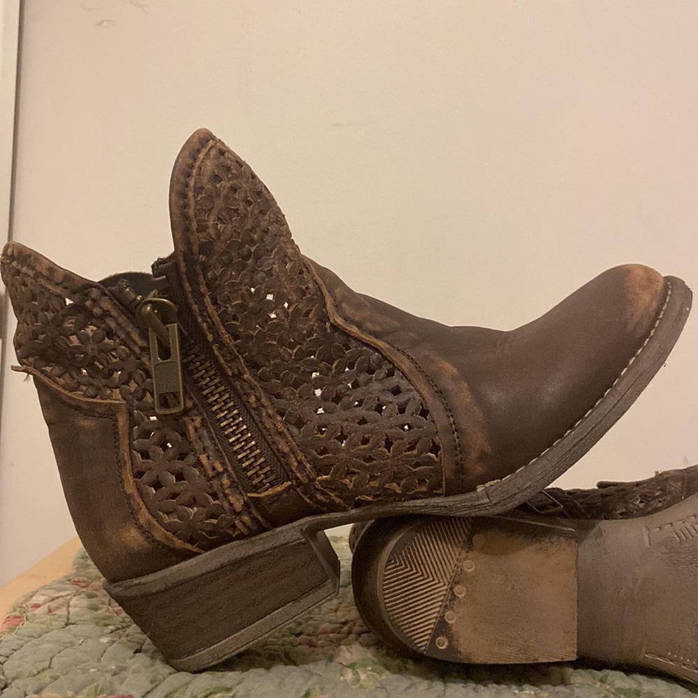 Circle G filagree brown leather ankle boots